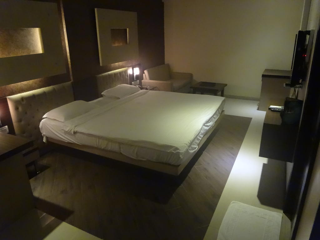 Hotel Capitol Thane Room photo