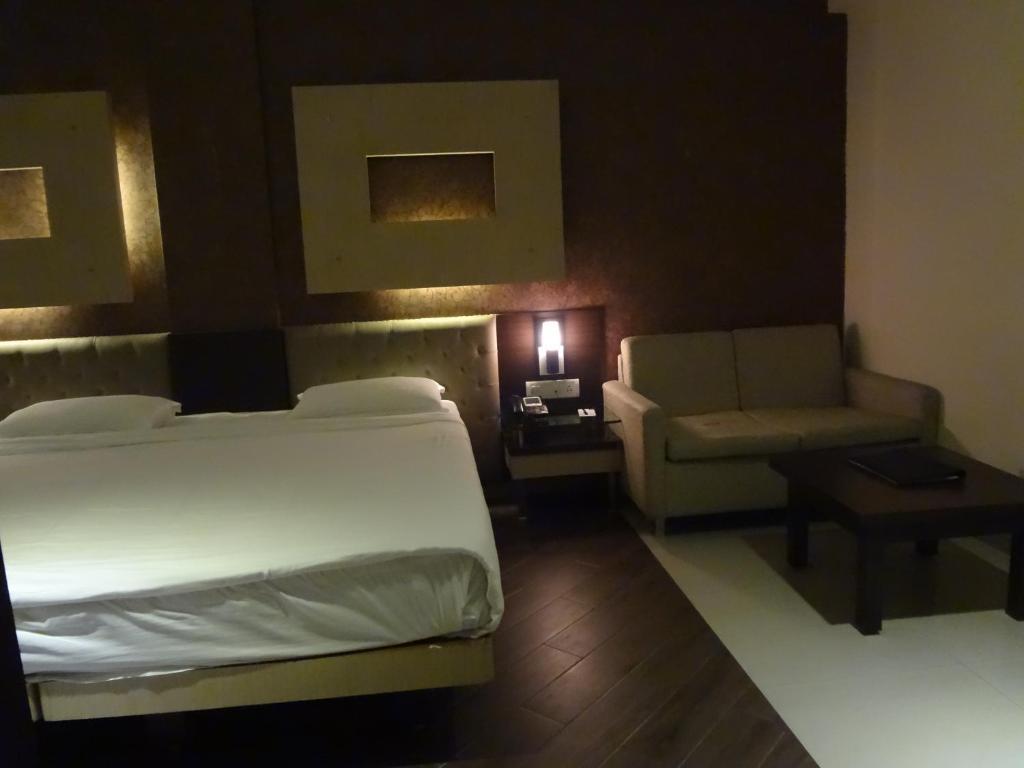 Hotel Capitol Thane Room photo