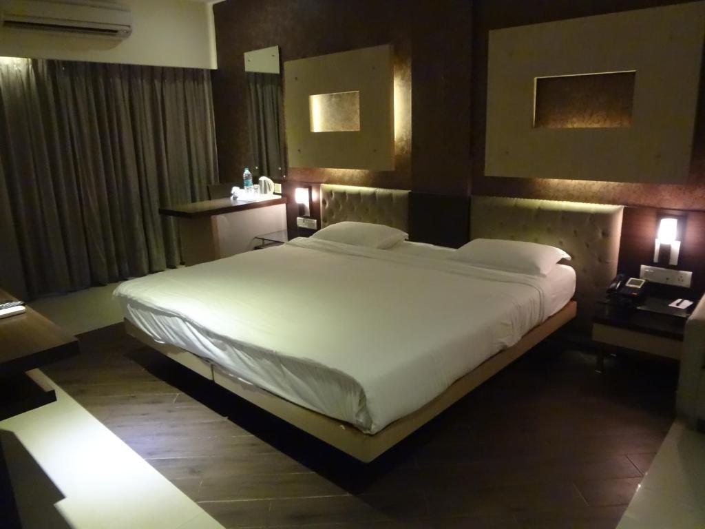 Hotel Capitol Thane Room photo