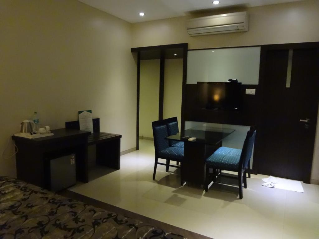 Hotel Capitol Thane Exterior photo