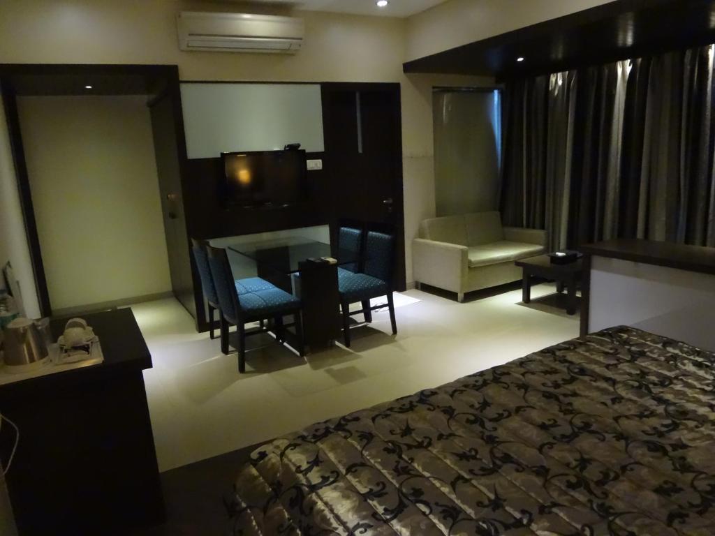 Hotel Capitol Thane Exterior photo